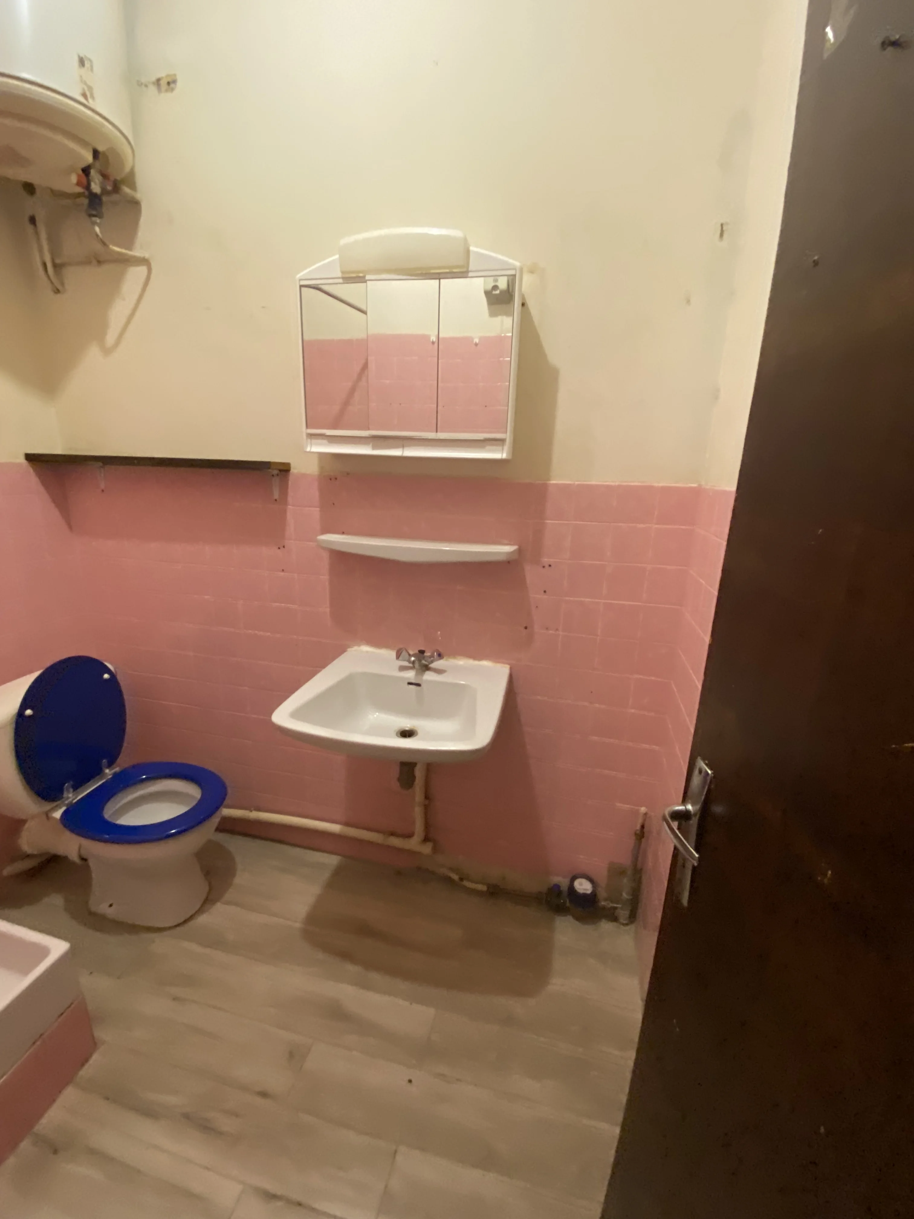 salle de douche du studio avant rénovation